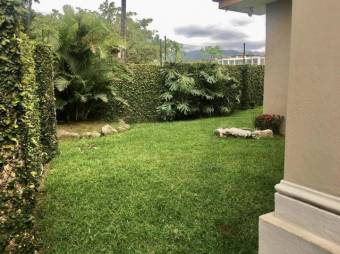 Venta de Casa en Guachipelín, Escazú. 21-701a