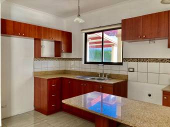 se vende espaciosa casa con bodega  y horno para pizza en Desamparados Alajuela 21-1232