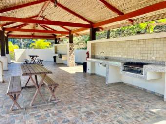 se vende espaciosa casa con bodega  y horno para pizza en Desamparados Alajuela 21-1232