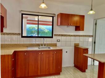 se vende espaciosa casa con bodega  y horno para pizza en Desamparados Alajuela 21-1232