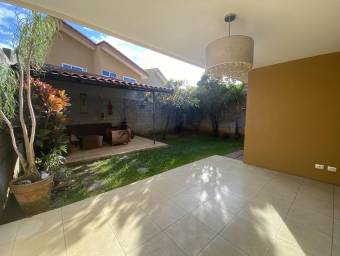  Se vende hermosa casa, con patio amplio en San Francisco de Heredia 22-1578