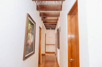 Se vende lujosa casa en Belén de Heredia. 22-1489