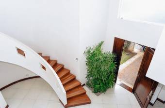 Se vende lujosa casa en Belén de Heredia. 22-1489