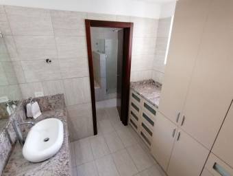 Se vende hermosa casa de dos pisos ubicada en Condominio en San Rafael de Escazú 22-437