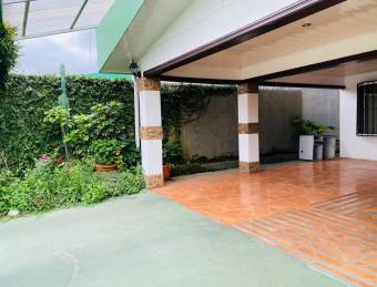 Preciosa casa en Venta,  Guapiles Centro      CG-20-1813