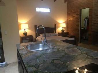 Se alquila cómodo apartamento en San Antonio de Escazú 22-1456