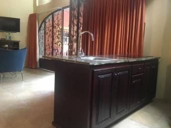 Se alquila cómodo apartamento en San Antonio de Escazú 22-1456