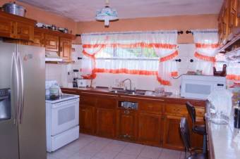 Preciosa casa en Venta, Guapiles Centro        CG-21-1192