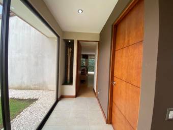 Se vende amplia casa en San Francisco de Heredia 21-2480