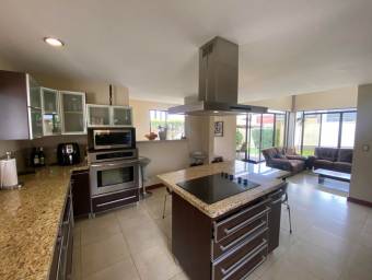 Se vende amplia casa en San Francisco de Heredia 21-2480