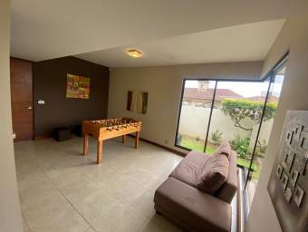 Se vende amplia casa en San Francisco de Heredia 21-2480