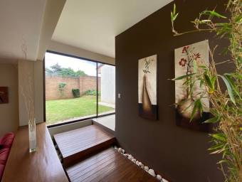 Se vende amplia casa en San Francisco de Heredia 21-2480