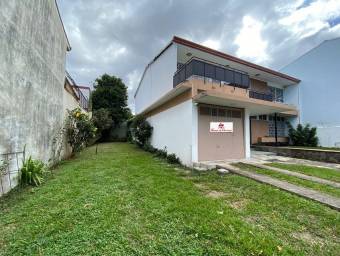 Se vende amplia casa en Paseo Colón. 22-1235