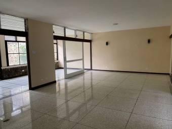 Se vende amplia casa en Paseo Colón. 22-1235