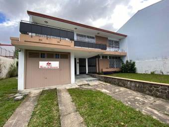 Se vende amplia casa en Paseo Colón. 22-1235