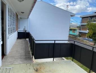 Se vende amplia casa en Paseo Colón. 22-1235