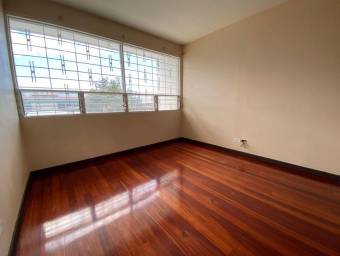 Se vende amplia casa en Paseo Colón. 22-1235