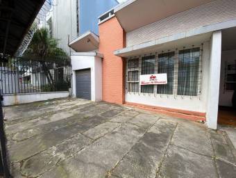 Se vende amplia casa en Paseo Colón. 22-1235