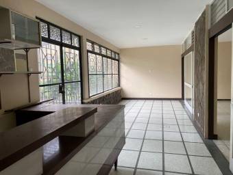 Se vende amplia casa en Paseo Colón. 22-1235