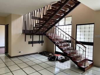 Se vende amplia casa en Paseo Colón. 22-1235