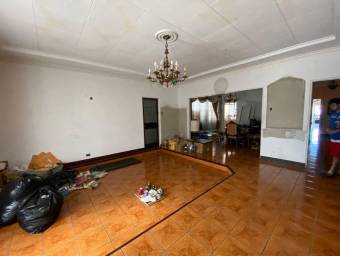 Se vende amplia casa en Paseo Colón. 22-1235