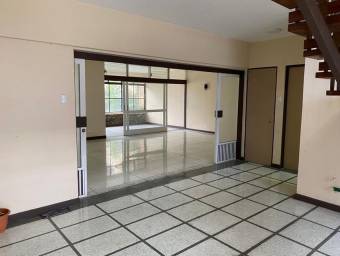 Se vende amplia casa en Paseo Colón. 22-1235