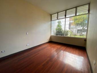 Se vende amplia casa en Paseo Colón. 22-1235