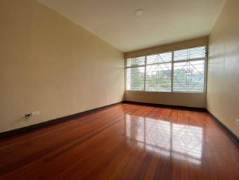 Se vende amplia casa en Paseo Colón. 22-1235