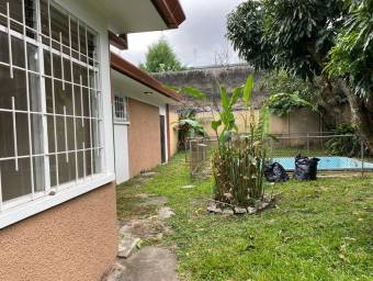 Se vende amplia casa en Paseo Colón. 22-1235