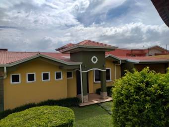 Se vende casa en amplio lote en San Isidro de Heredia 22-54