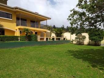 Se vende casa en amplio lote en San Isidro de Heredia 22-54