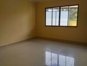 Se vende casa en amplio lote en San Isidro de Heredia 22-54