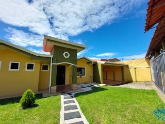 Se vende casa en amplio lote en San Isidro de Heredia 22-54