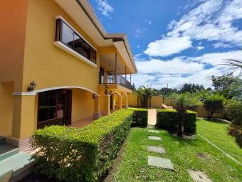 Se vende casa en amplio lote en San Isidro de Heredia 22-54