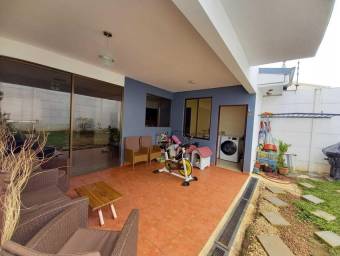 Se vende espaciosa casa en San pablo de Heredia 22-481