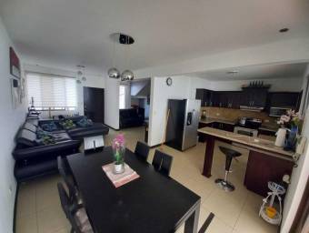 Se vende espaciosa casa en San pablo de Heredia 22-481