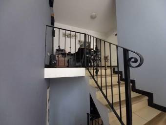 Se vende espaciosa casa en San pablo de Heredia 22-481