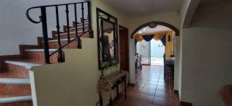 Se vende hermosa casa en Sabanilla de Montes de Oca 22-557