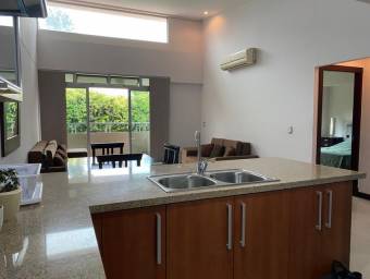 Se alquila hermoso apartamento en Guachipelin, Escazú 22-625