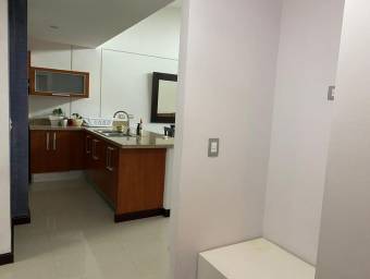 Se alquila hermoso apartamento en Guachipelin, Escazú 22-625