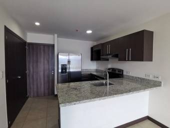 Se alquila apartamento en Paseo Colón 22-1144