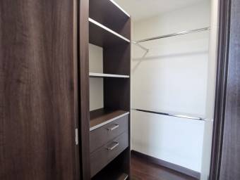 Se alquila apartamento en Paseo Colón 22-1144