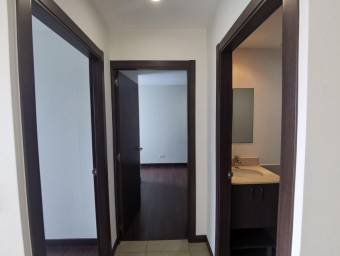 Se alquila apartamento en Paseo Colón 22-1144