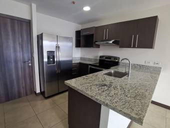 Se alquila apartamento en Paseo Colón 22-1144