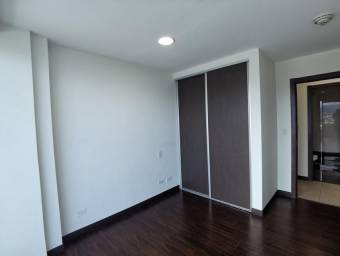 Se alquila apartamento en Paseo Colón 22-1144