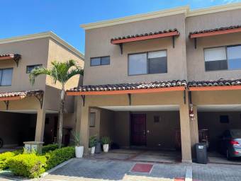 Se vende hermosa casa ubicada en Pozos, Santa Ana 22-1703