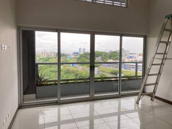 Se alquila elegante apartamento en San José 21-1076