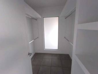 Se alquila hermoso apartamento dúplex en Escazú. 22-1389