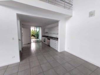 Se alquila hermoso apartamento dúplex en Escazú. 22-1389