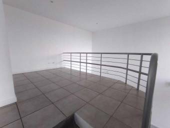 Se alquila hermoso apartamento dúplex en Escazú. 22-1389